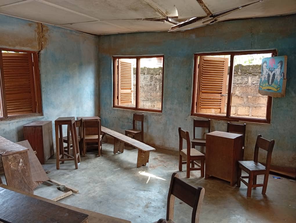 Un'aula della missione oggi: il soffitto è compromesso e i banchi sono di fortuna